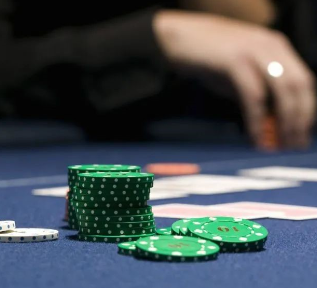 “德州扑克：如何用关键手牌赢得比赛”